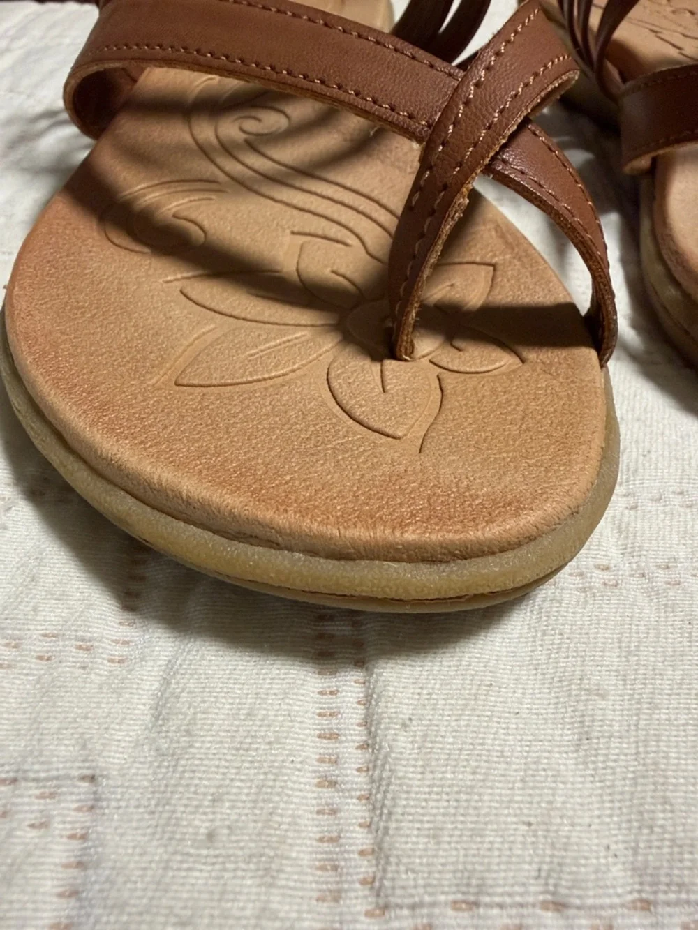 b.o.c. Alisha brown Multi-Strap Toe-Loop Sandals - Picture 4 of 12